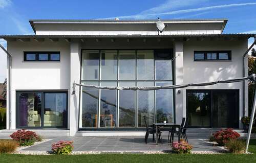 Modernes Einfamilienhaus mit großer Glasfront 3