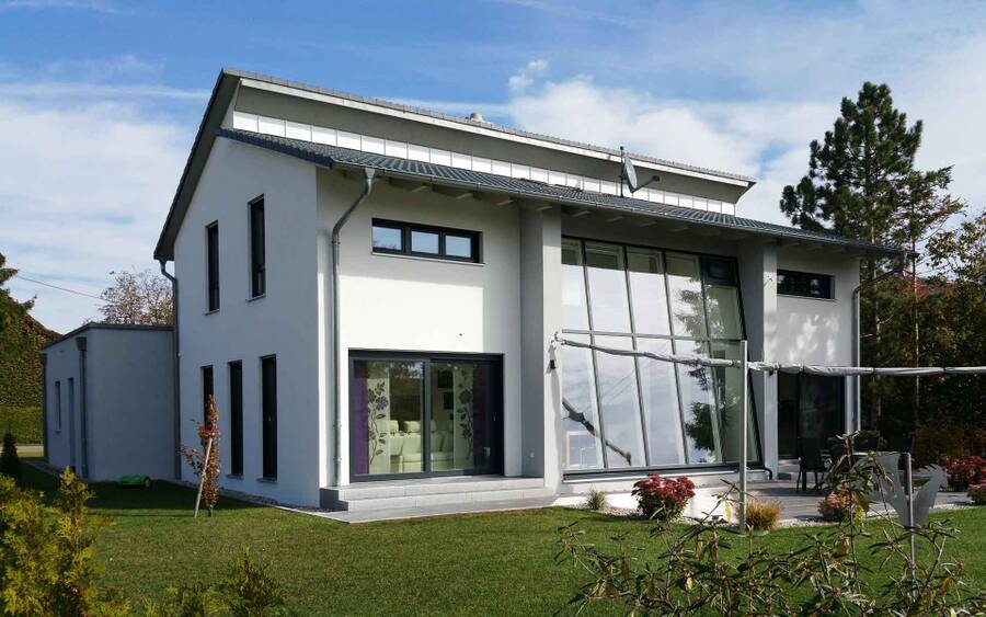 Modernes Einfamilienhaus mit großer Glasfront mkm traumhäuser