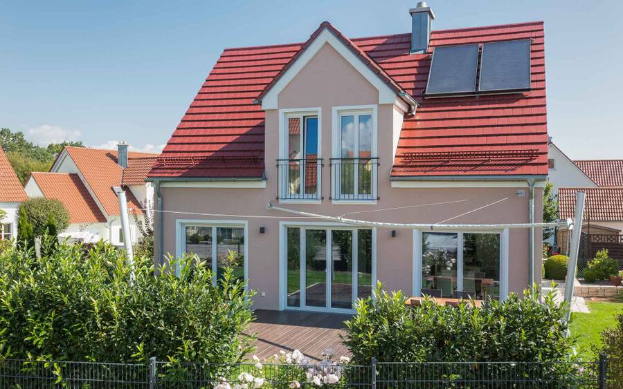 Klassisches Einfamilienhaus mit zentralem Giebel | mkm traumhäuser