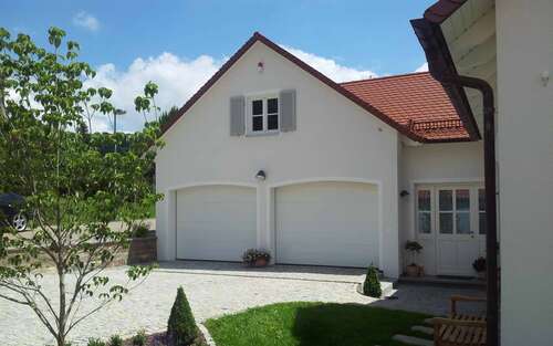 Landhaus mit Giebel und Balkon 3
