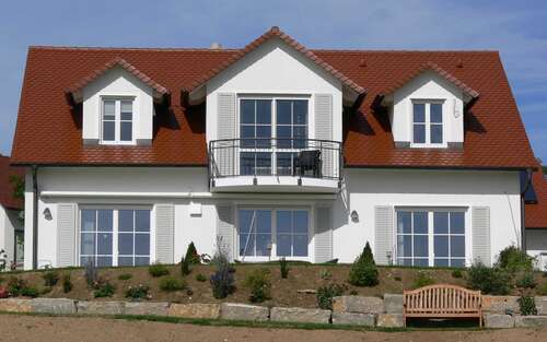 Landhaus mit Giebel und Balkon 2