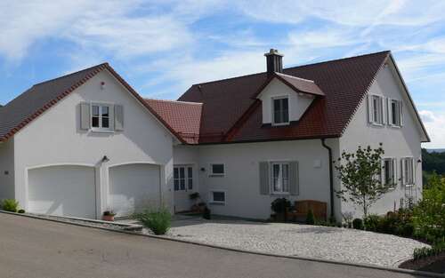 Landhaus mit Giebel und Balkon 4