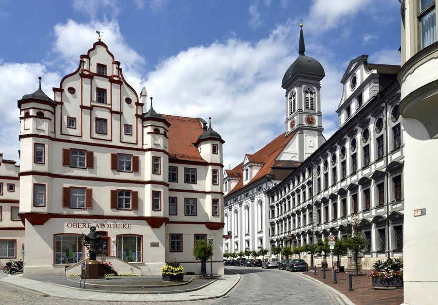 Obere Apotheke und Studienkirche in Dillingen