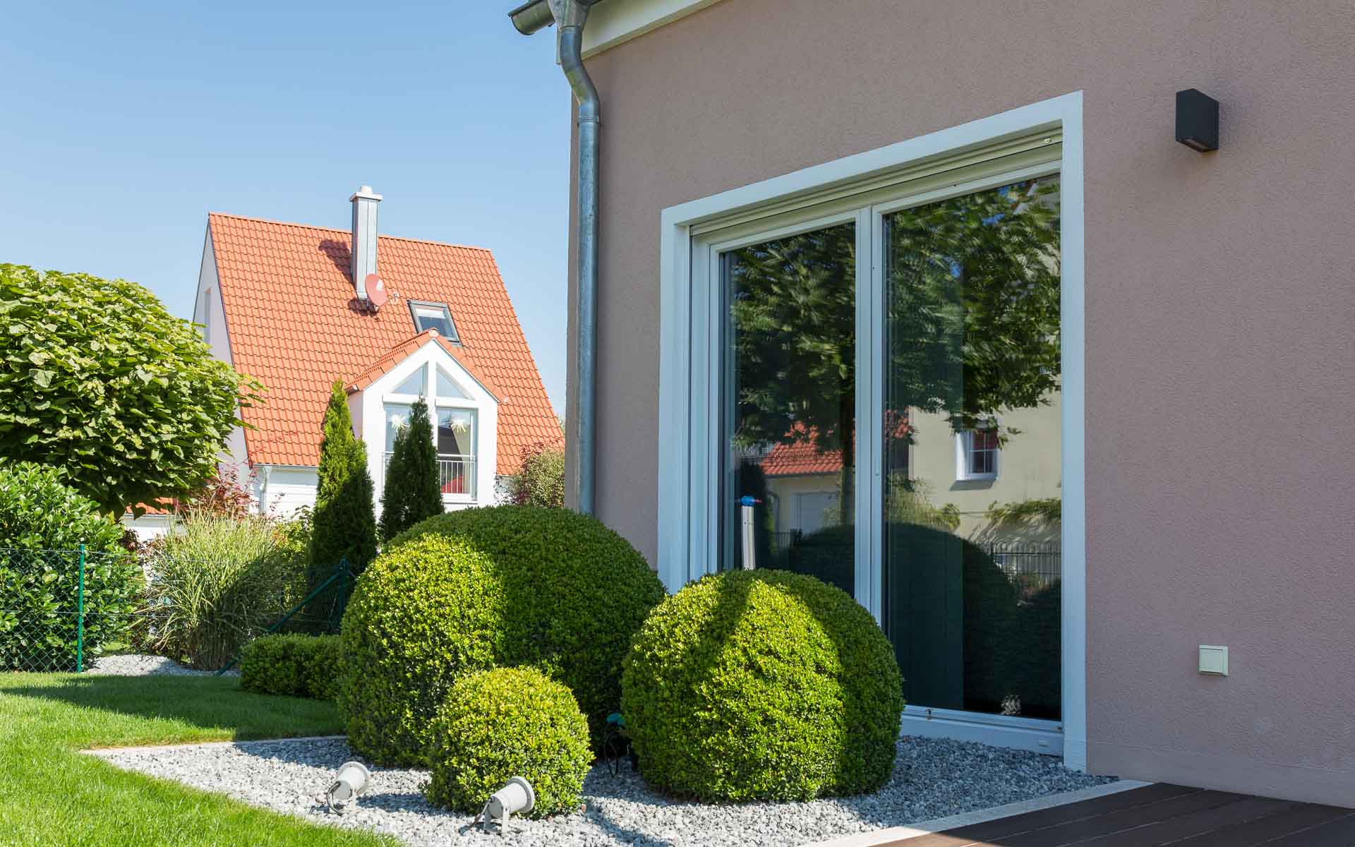 Klassisches Einfamilienhaus mit zentralem Giebel | mkm traumhäuser