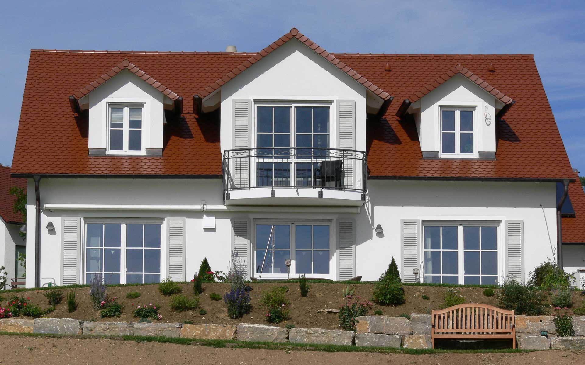 Landhaus mit Giebel und Balkon